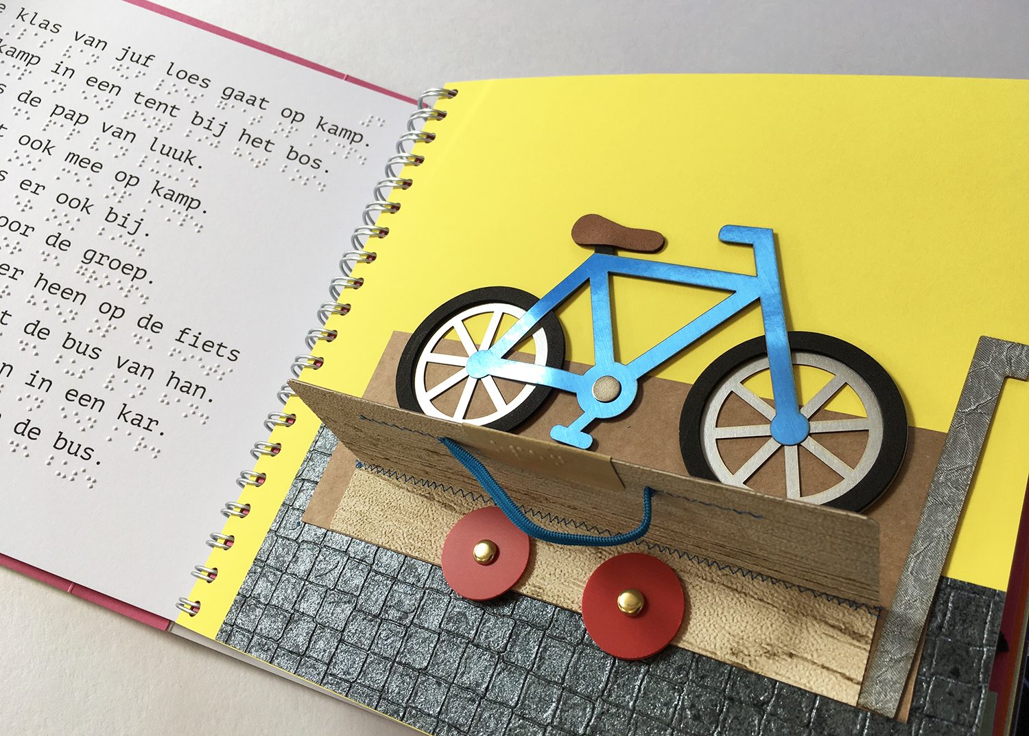 Tactiele illustratie van fiets op een kar.