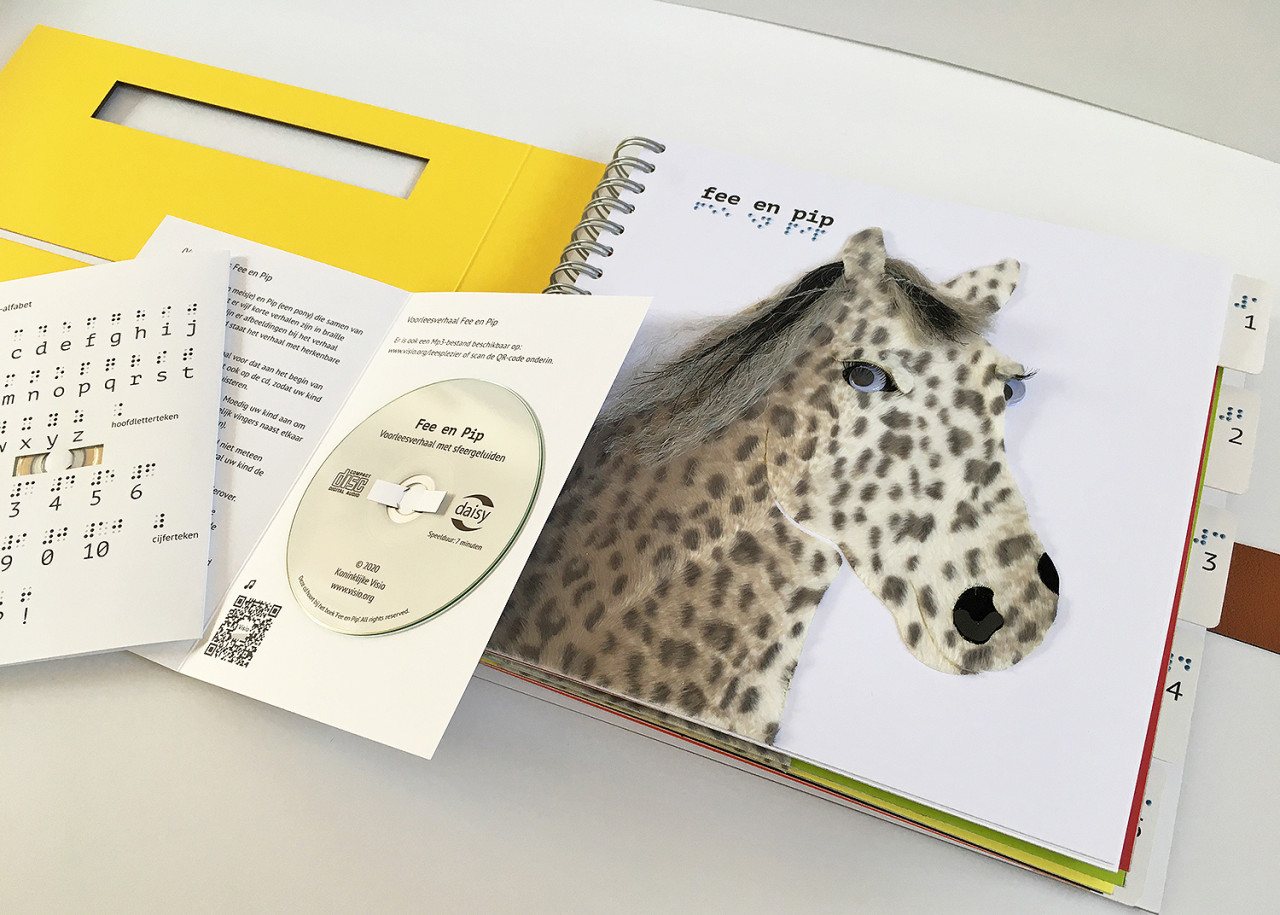 Ontwerp binnenkant boek: inlegvel met tips, braille-alfabet en CD; titelpagina met illustratie van pony en tabs.