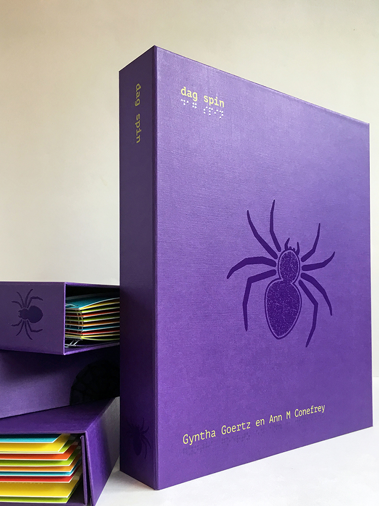 Omslag ‘Dag spin’ met de titel in braille samen met een grote voelbare afbeelding van een spin.