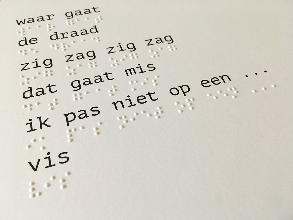Linkerpagina met het verhaal in braille en gedrukte tekst.