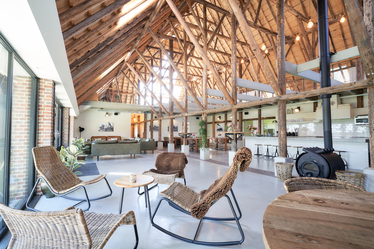 Interieur van de Wierschuur, grote open ruimte met monumentale balken van de overkapping.