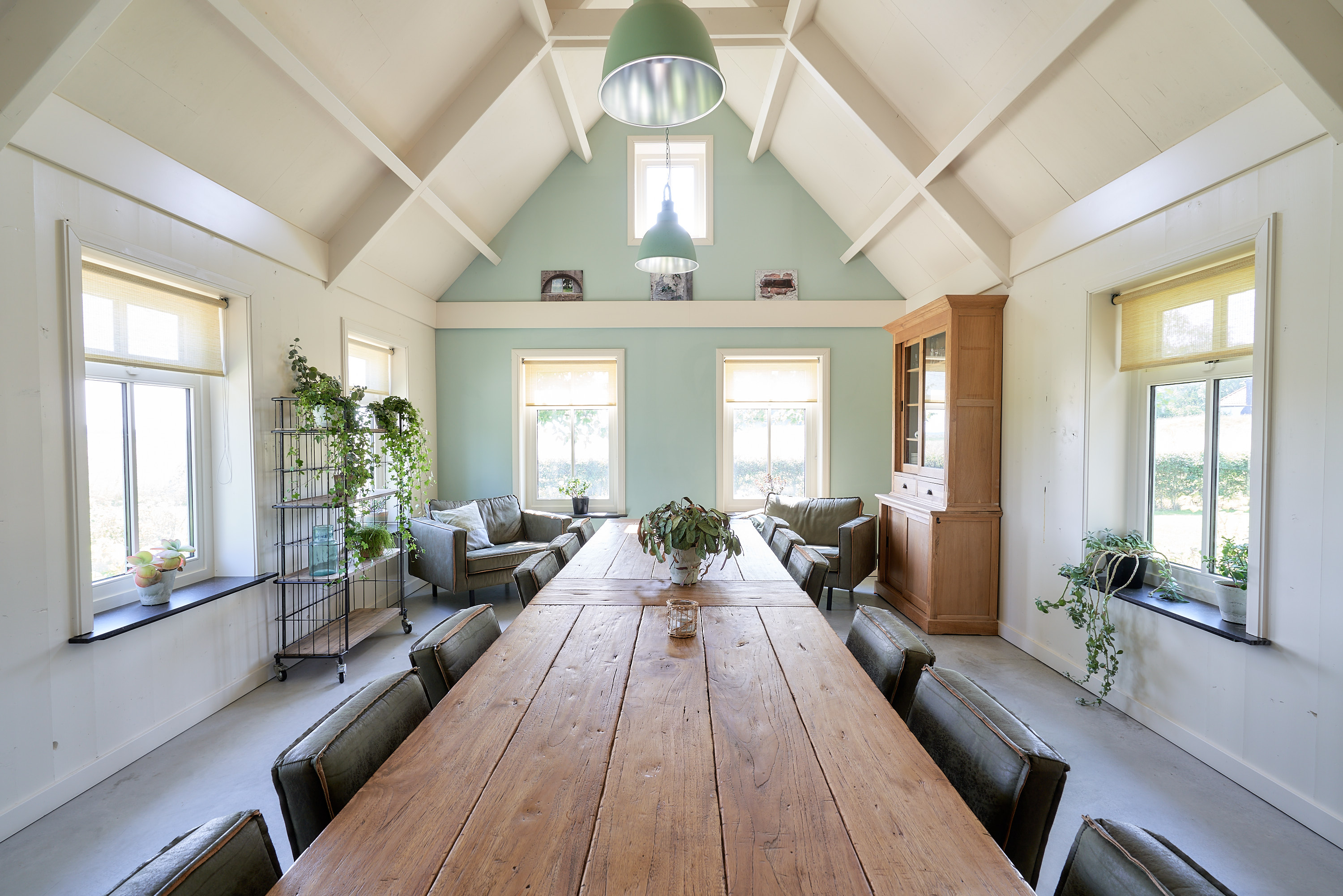 Vergaderruimte in het voorhuis, met grote tafel.